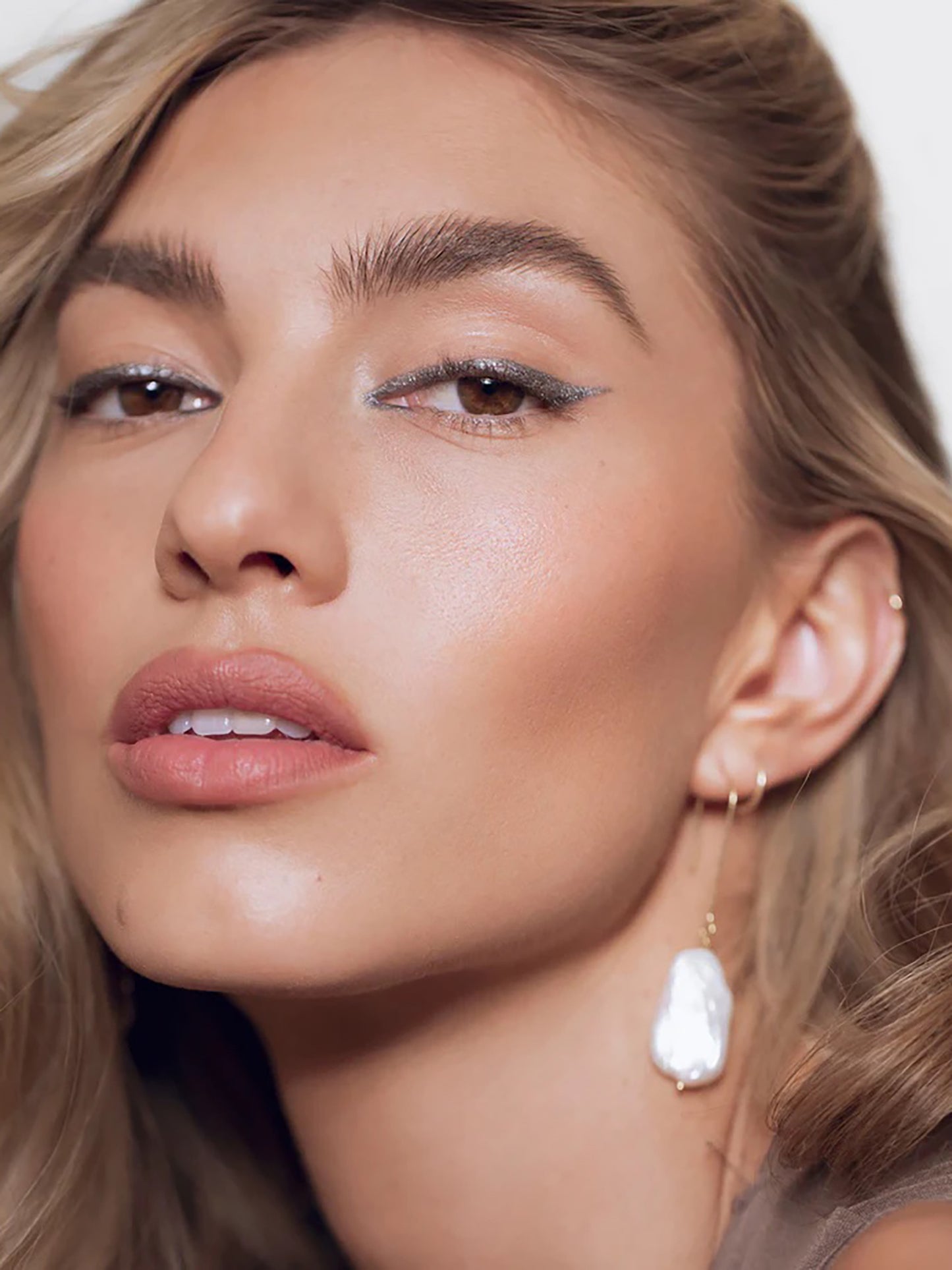 EYELINERxSHIMMERINGGUNMETAL-alt1