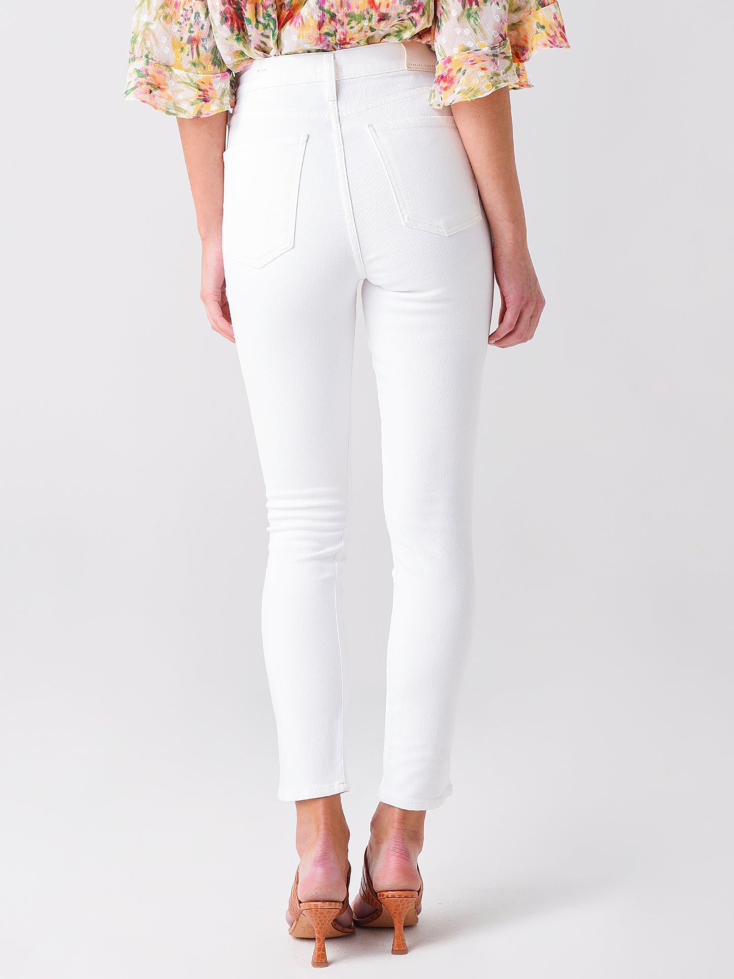 1742-3001xUNVEILWHITE-alt3