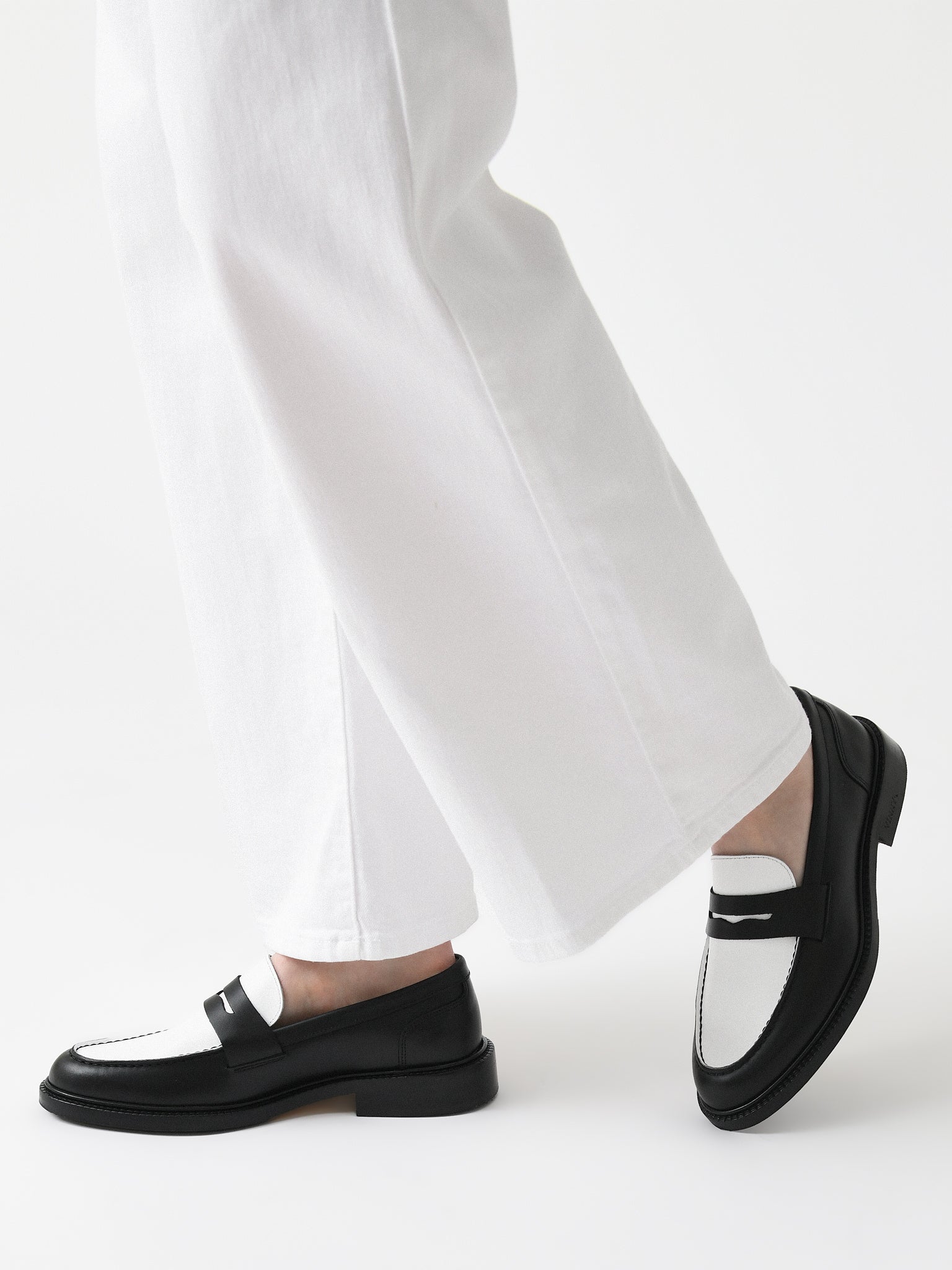 Vinnys Women's Townee Two-Tone Penny Loafer Saint Bernard