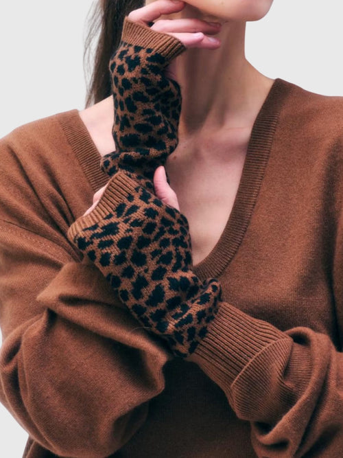 White & Warren Women's Cashmere Leopard Handwarmers