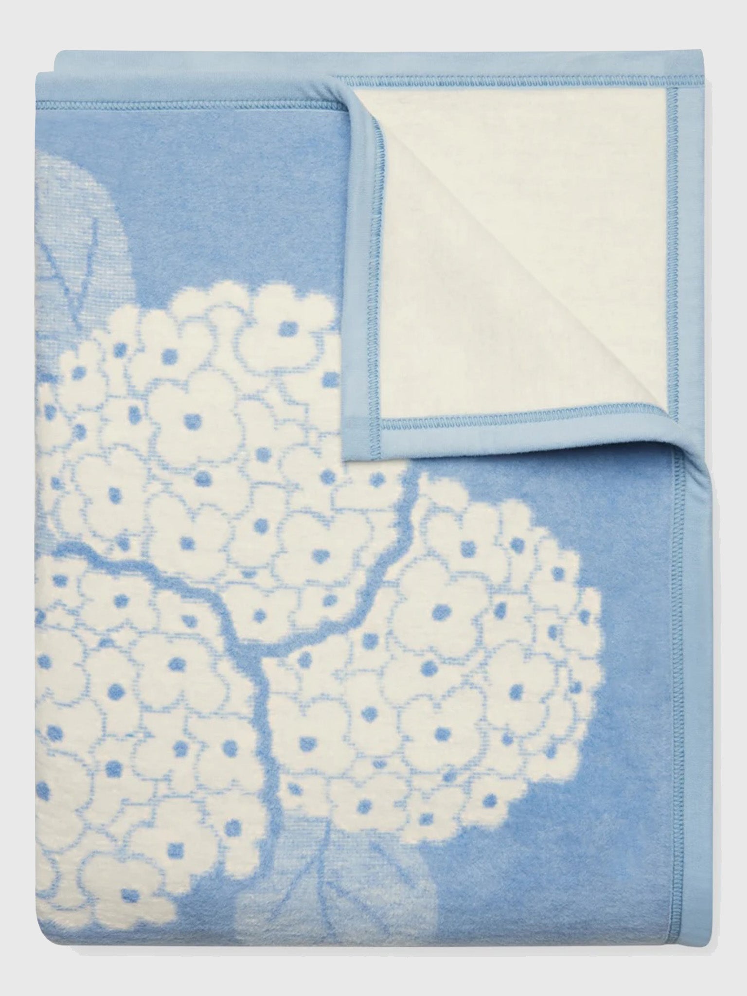 ChappyWrap Hydrangeas Bluebell Original Blanket - Saint Bernard