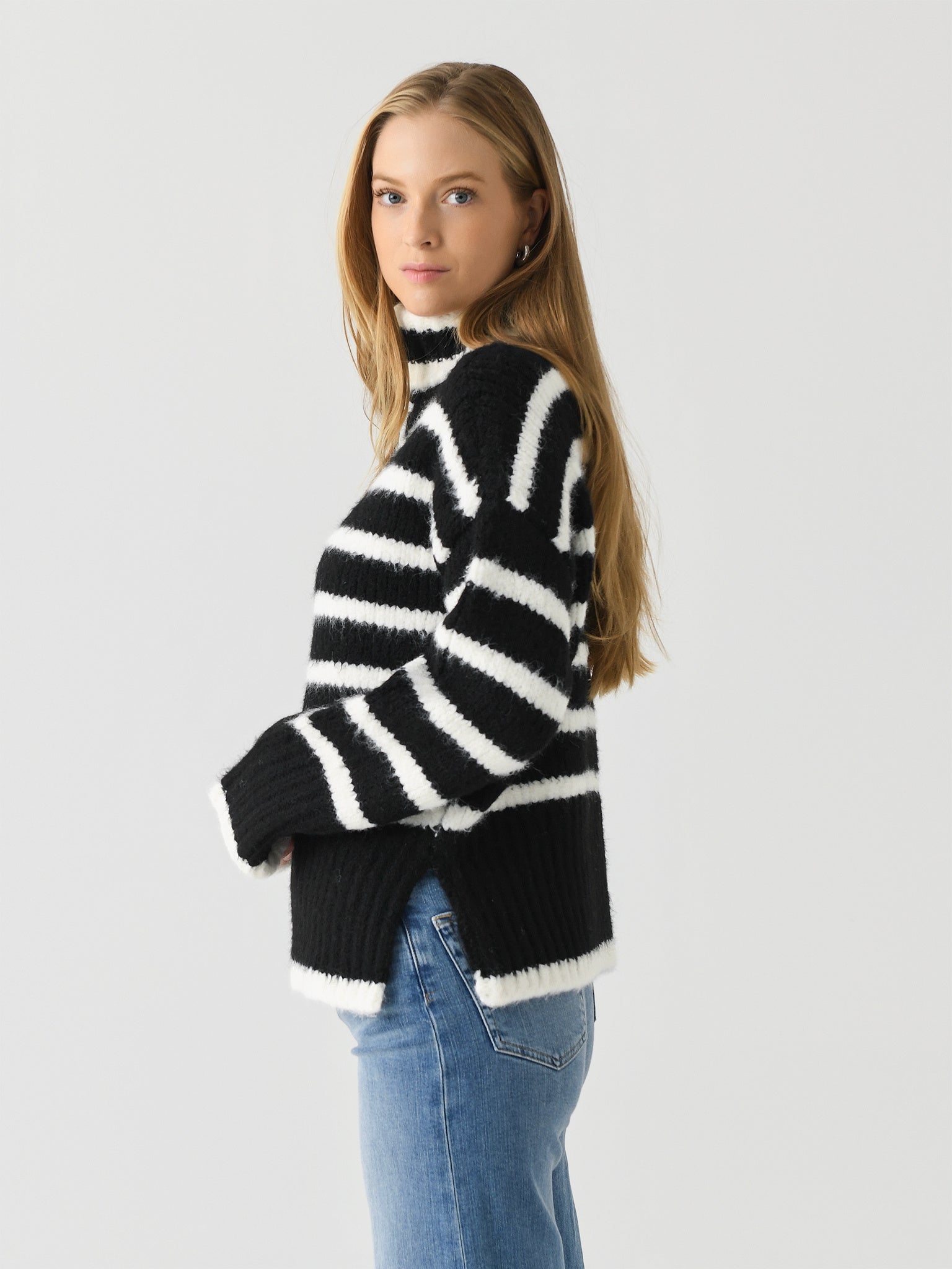 7001TNF24xBLACKSWAN-alt2