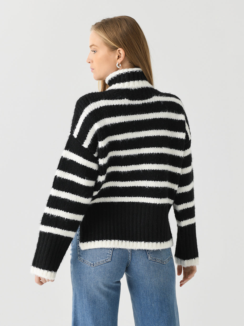 7001TNF24xBLACKSWAN-alt3
