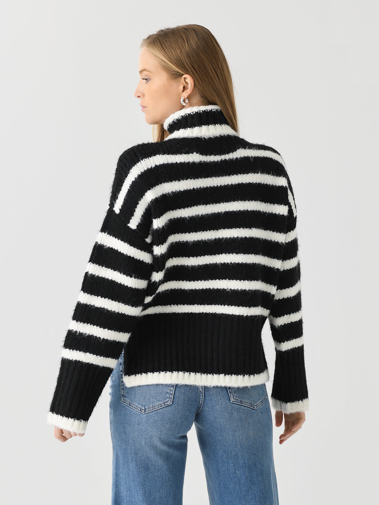 7001TNF24xBLACKSWAN-alt3