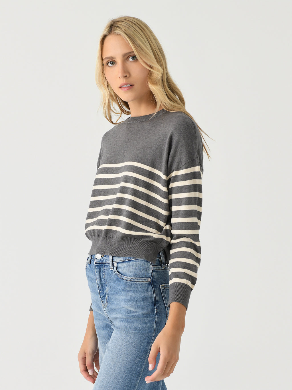 9232DxSTRIPEDGREYMELANGEANDECRU-alt2