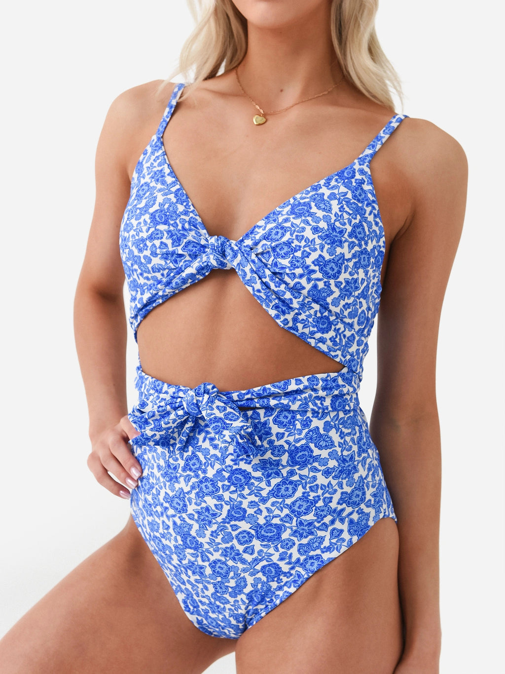 AMELIA_xBLUEBATIK-alt5