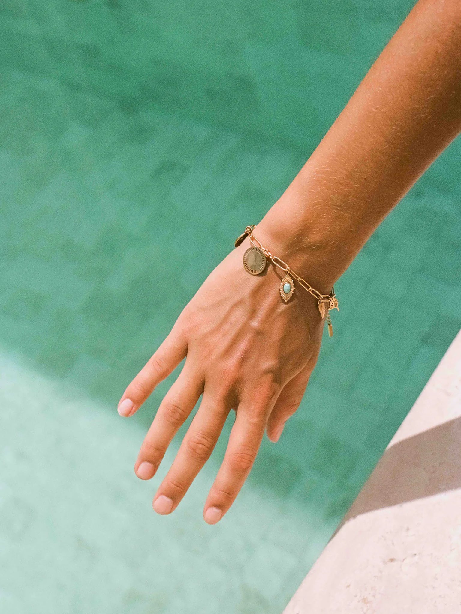 Jones BRACELETxGOLD-alt1