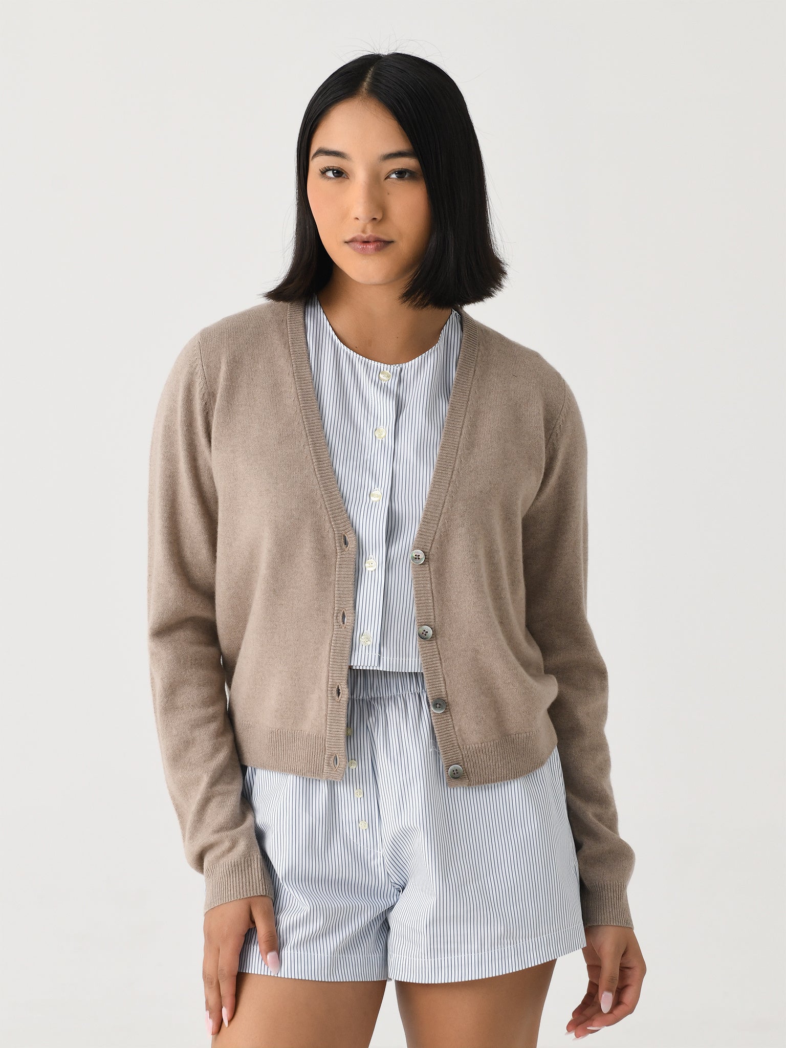 LEEZ Women V-Neck Cardigan in Wool & Silk - Black