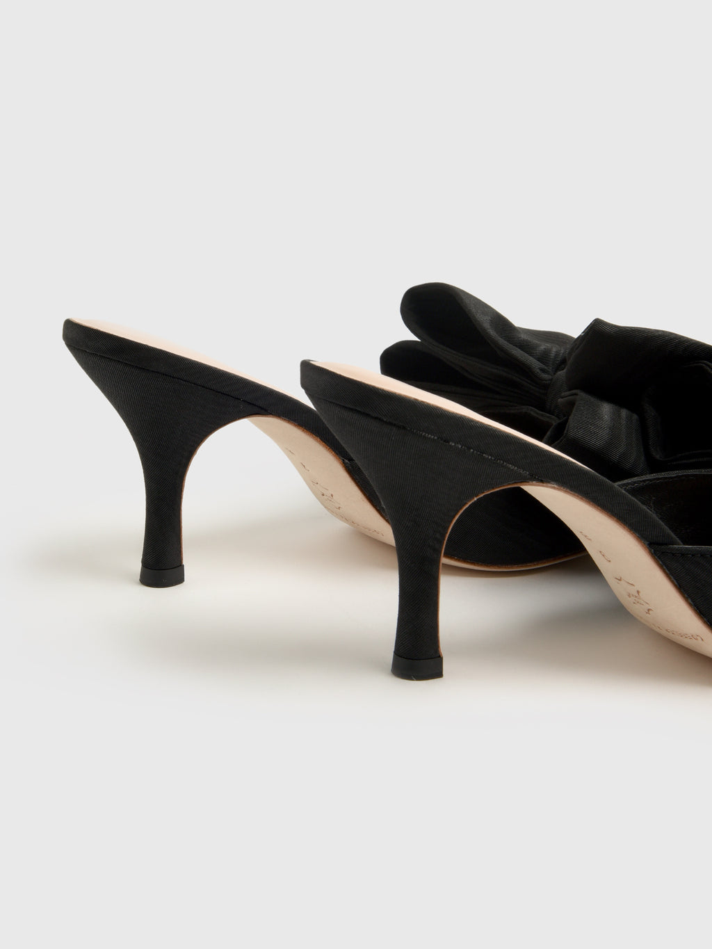 MARGOT-MO-BLACKxBLACK-alt3