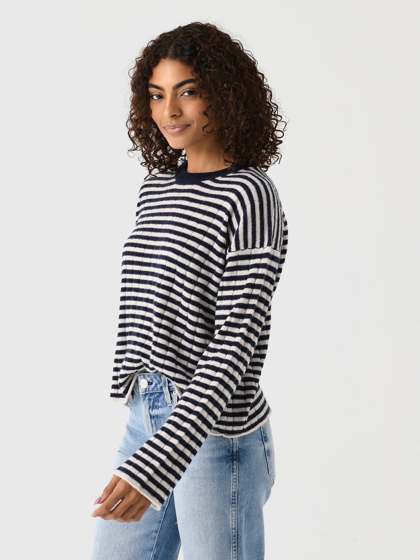 MONICA06xLINENNAVY-alt2