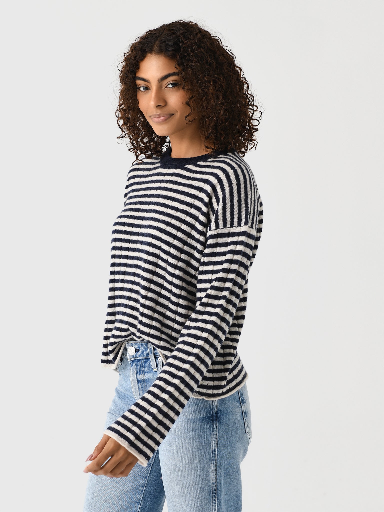 MONICA06xLINENNAVY-alt2