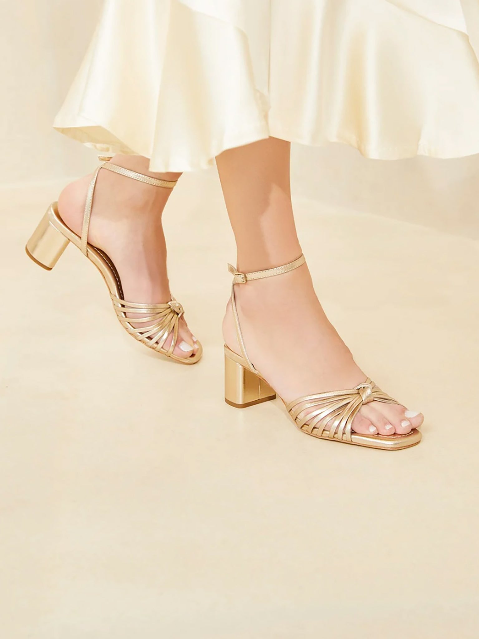 OLIVIA-N-CHMPNxCHAMPAGNE-alt1