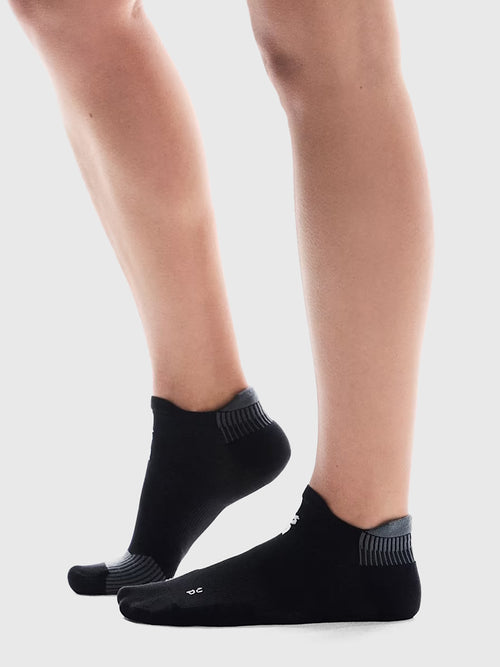 ON Performance Run Low Socks