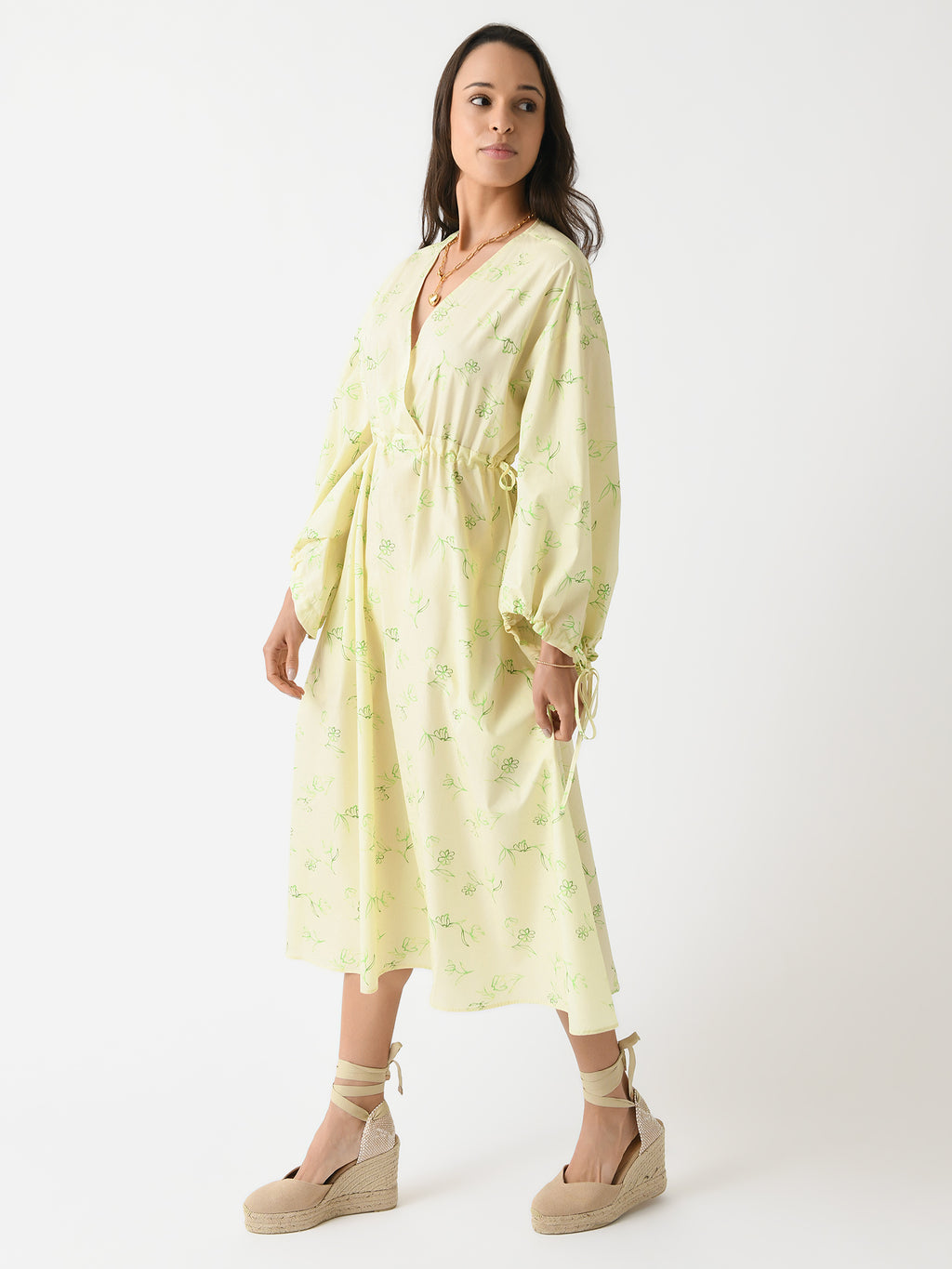 R12019129xMILKBASEWITHGREENFLOWERS-alt1