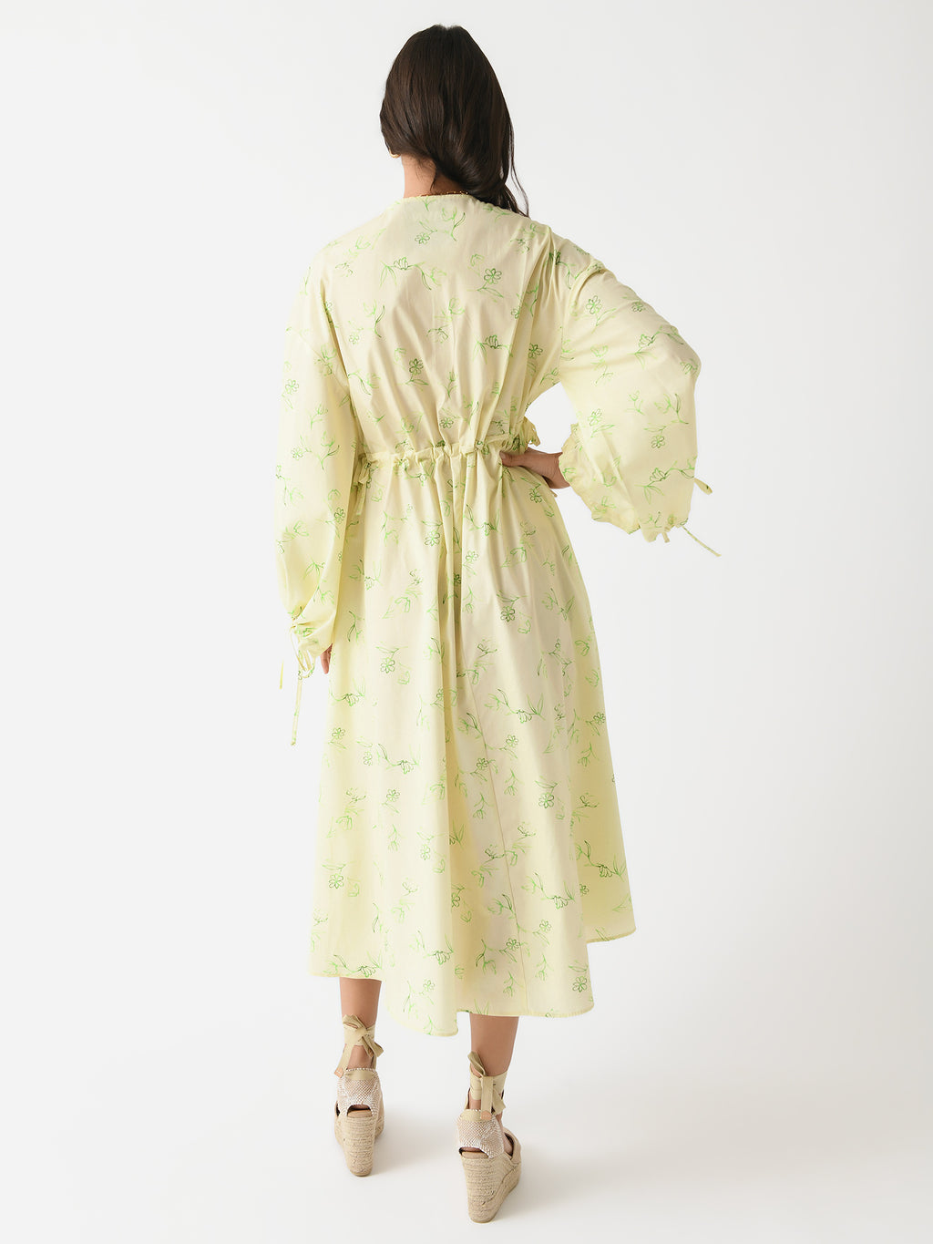 R12019129xMILKBASEWITHGREENFLOWERS-alt2