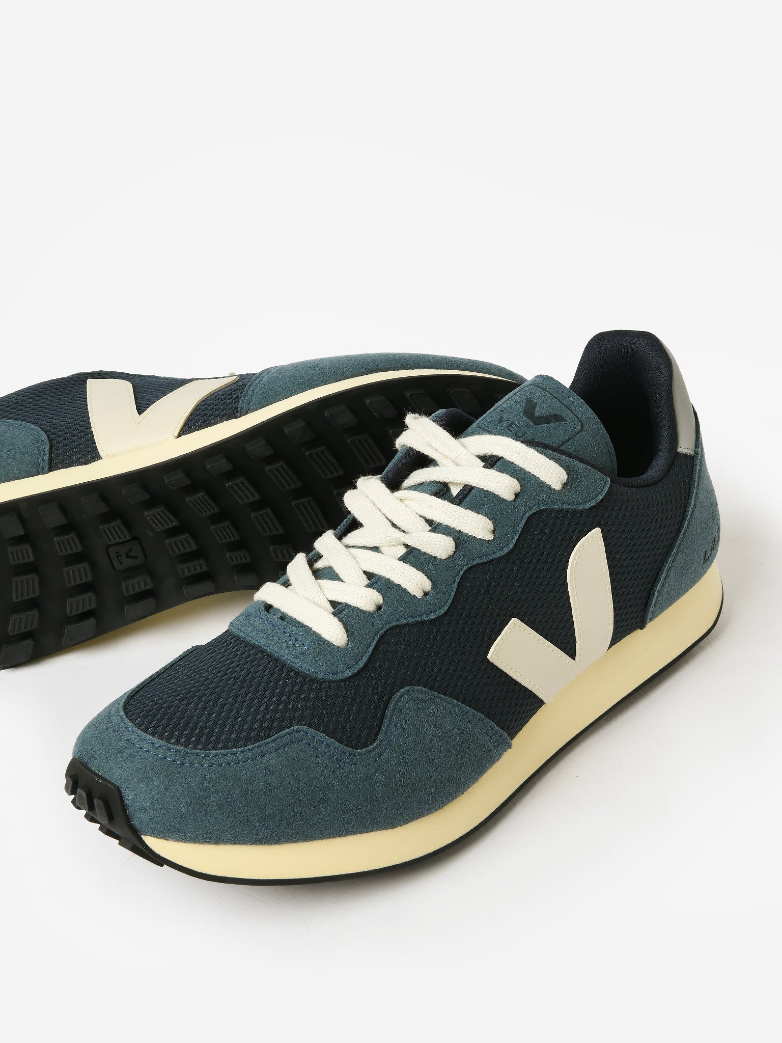 VEJA Men's SDU Alveomesh Sneaker - Saint Bernard