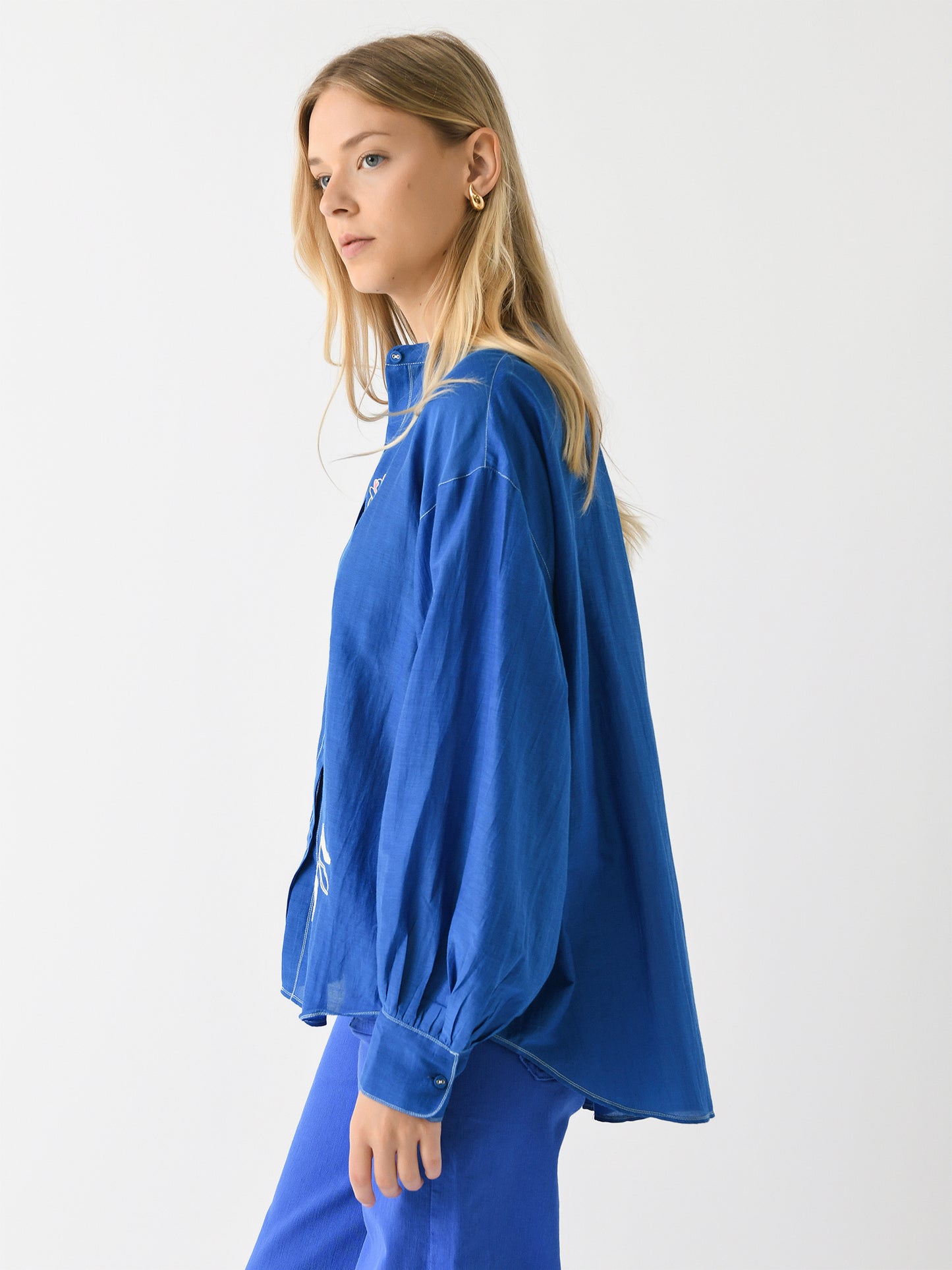 SHIRT CALMxBUTTERFLYGARDENCOBALT-alt2