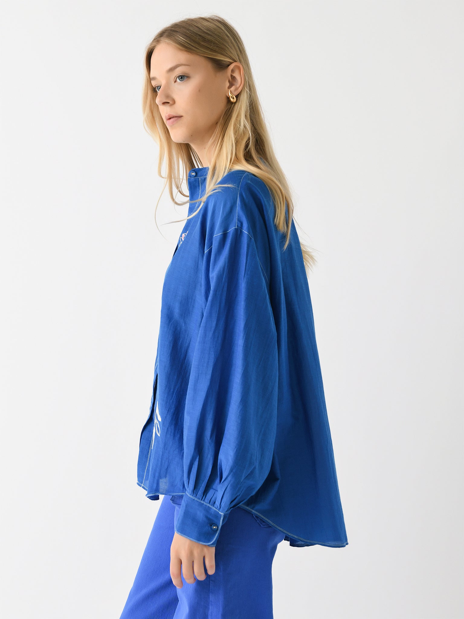 SHIRT CALMxBUTTERFLYGARDENCOBALT-alt2