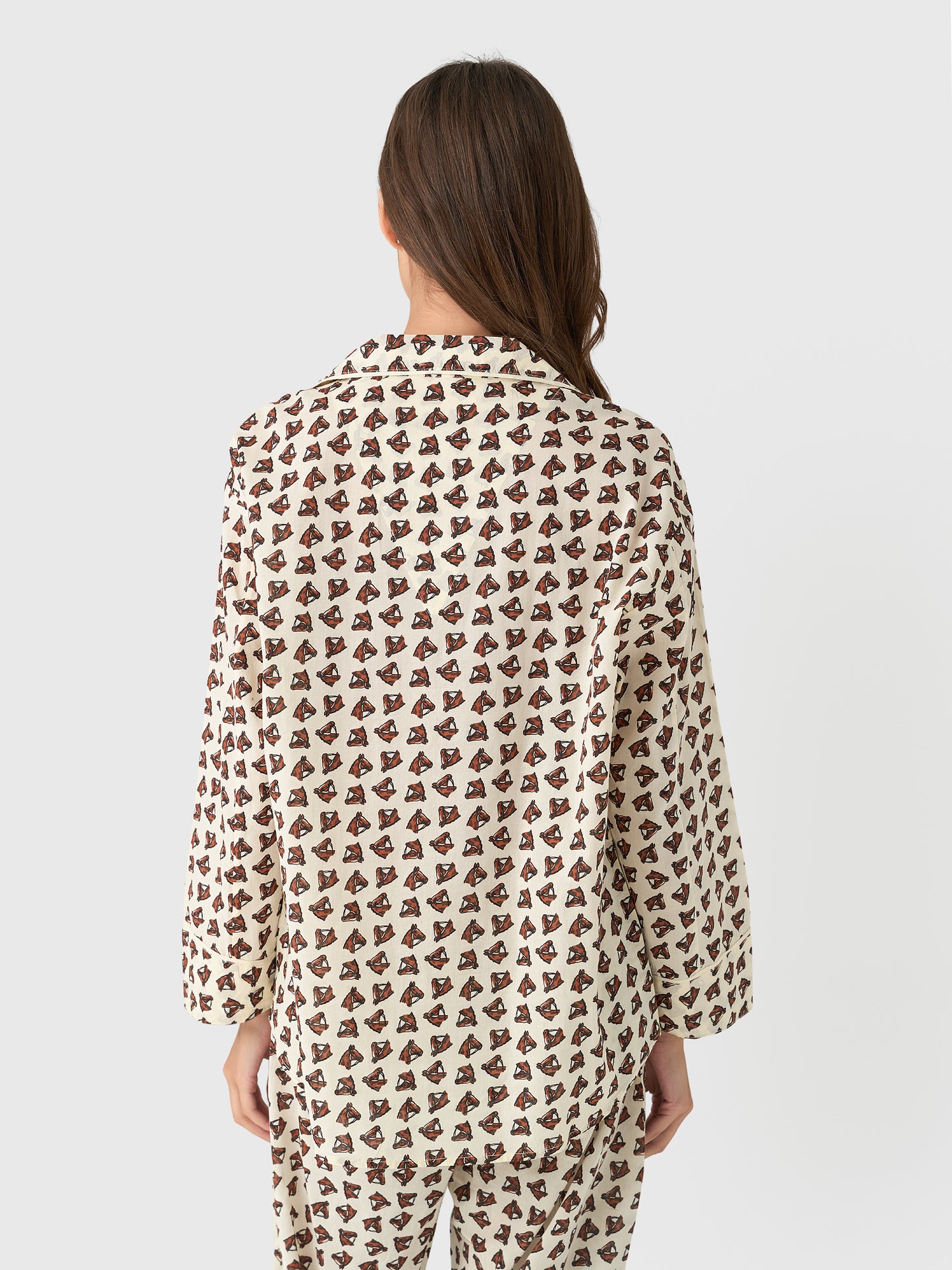 ST312960HMxCREAMHORSEMEDALLIONPRINT-alt3