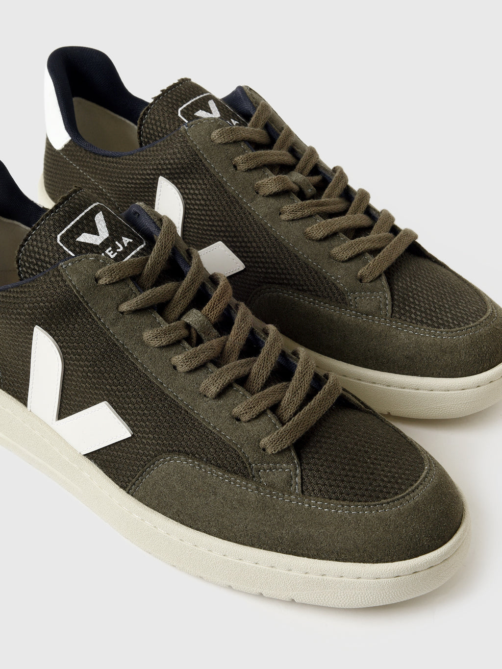 XD0102820xOLIVEWHITE-alt2