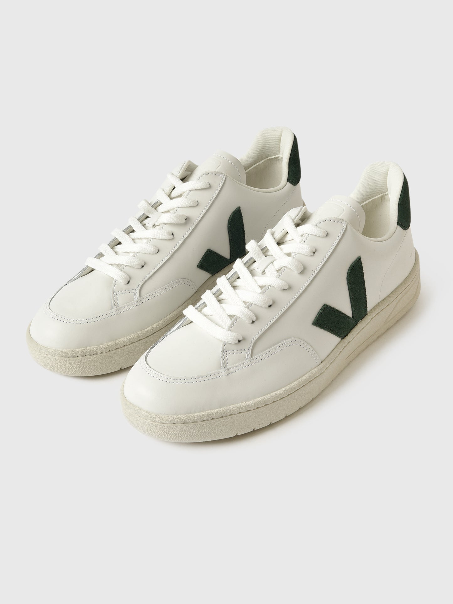 VEJA Men's V-12 Leather Sneaker - Saint Bernard
