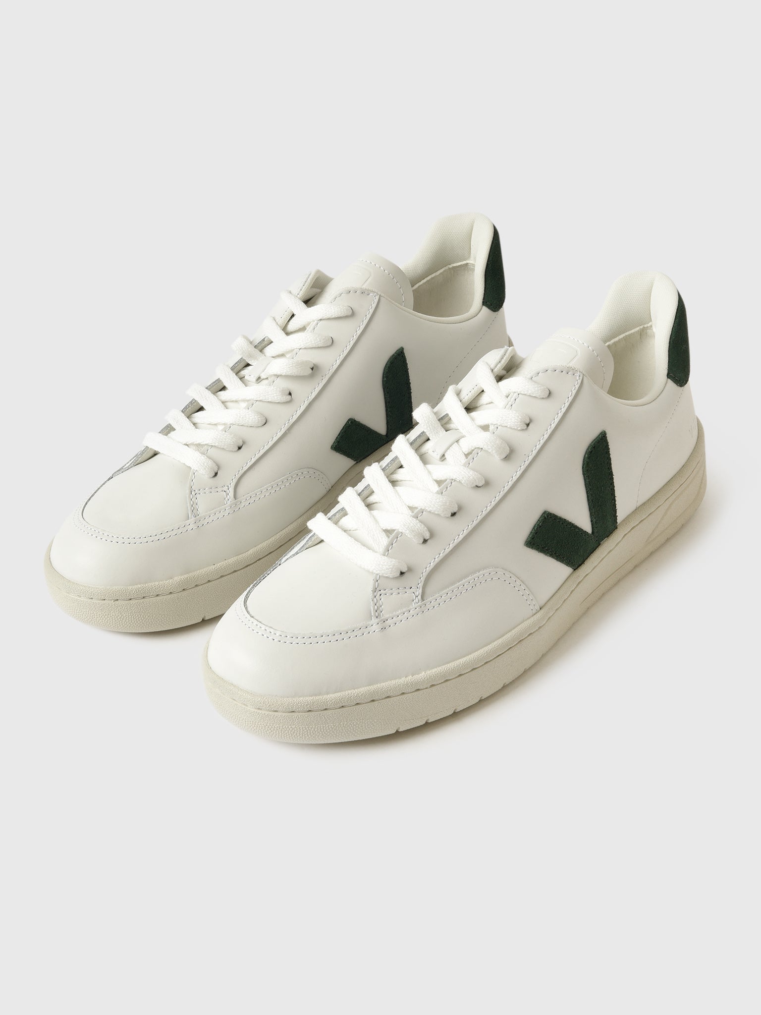 VEJA Men's V-12 Leather Sneaker - Saint Bernard