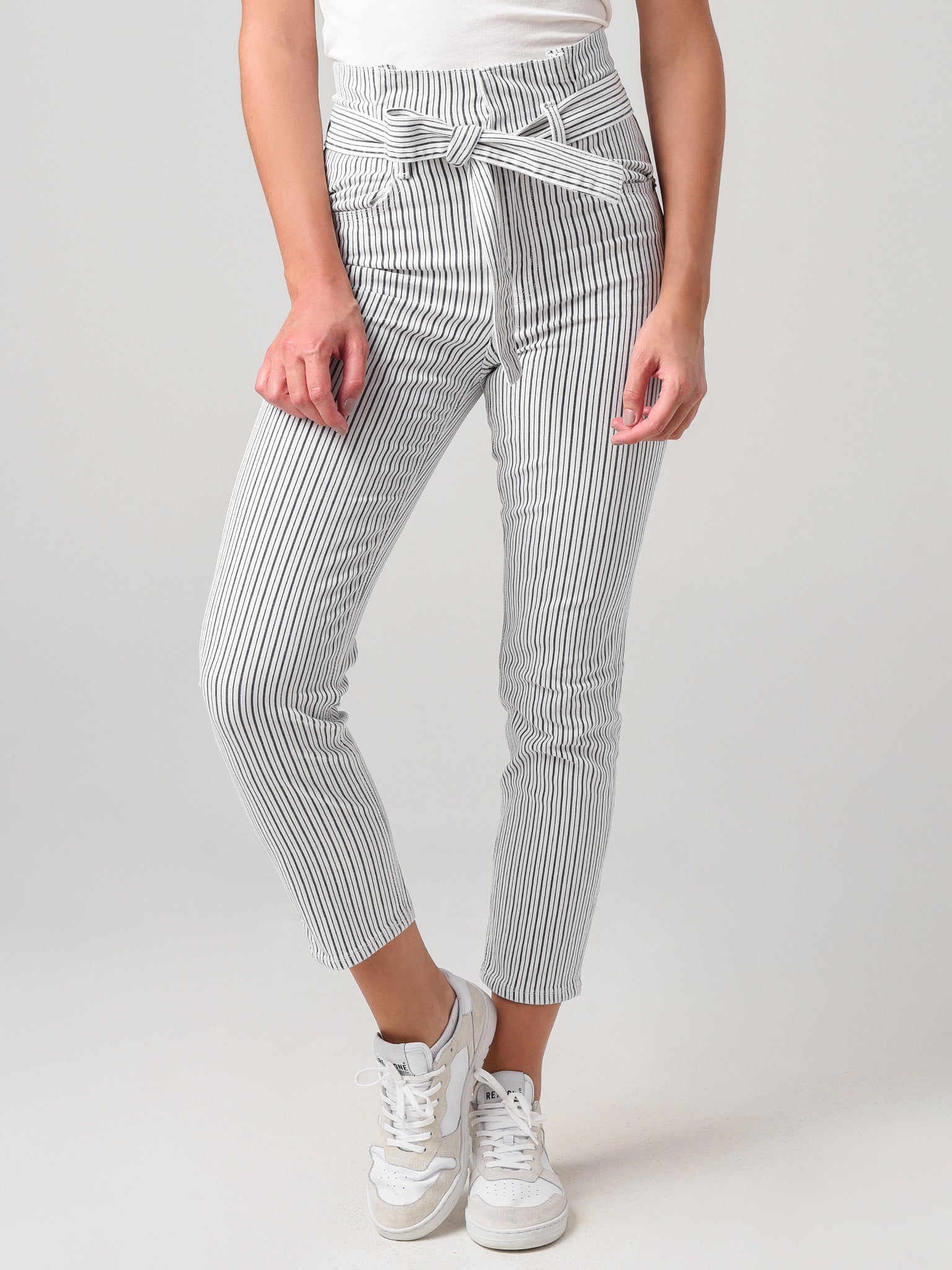 Frame Women's Belted Pleated Pegged Jean - Saint Bernard