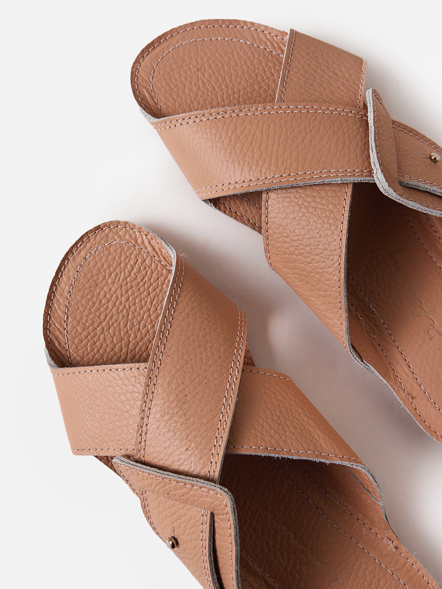 Definery Women's Loop Cross Sandal - Saint Bernard