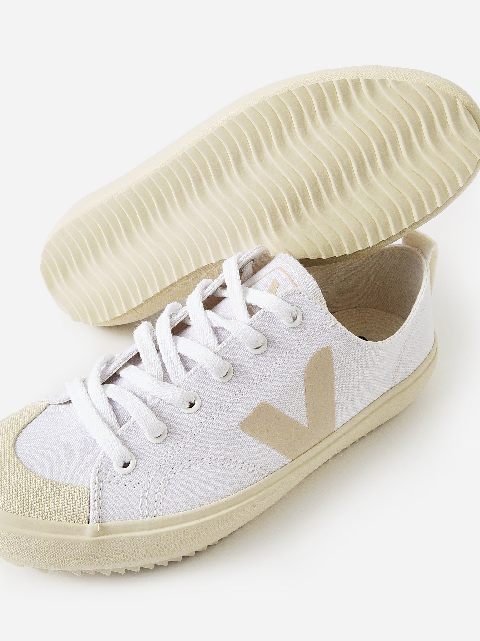 VEJA Women's Nova Canvas Sneaker - Saint Bernard