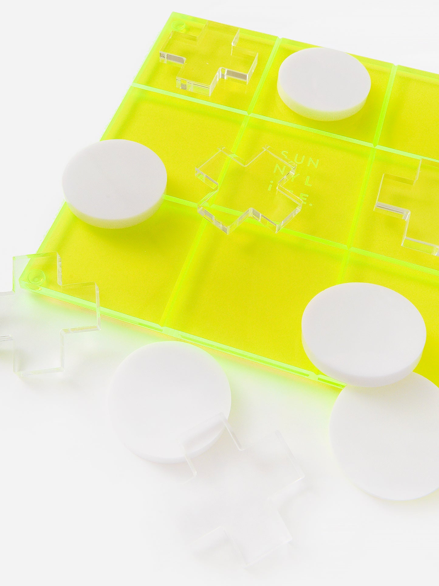 Sunnylife Lucite Tic Tac Toe Set - Saint Bernard