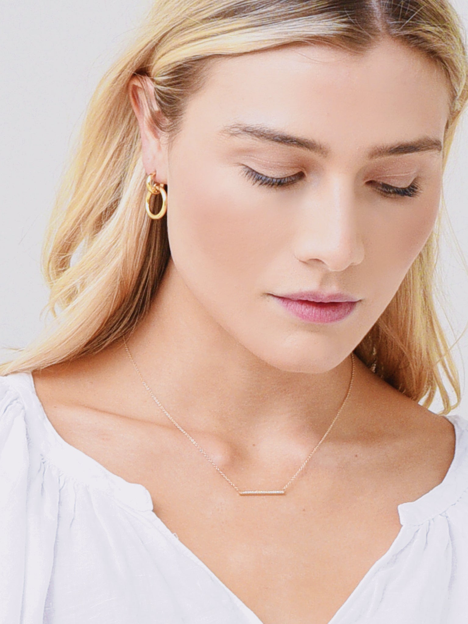 SINGLE DIAMOND BAR NECKxNA-alt1