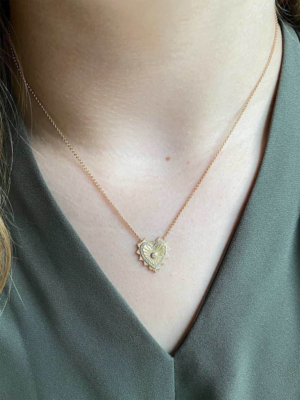 VINTAGEHEARTNECKx14KYELLOWGOLD-alt1